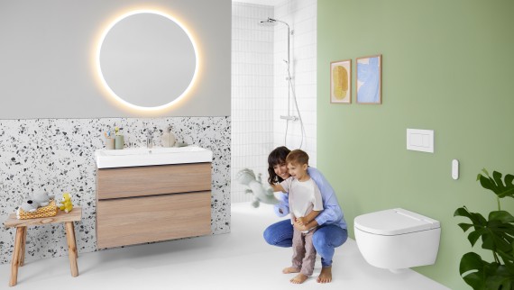 Žena i dijete u kupaonici u kojoj se nalazi Geberit AquaClean Alba