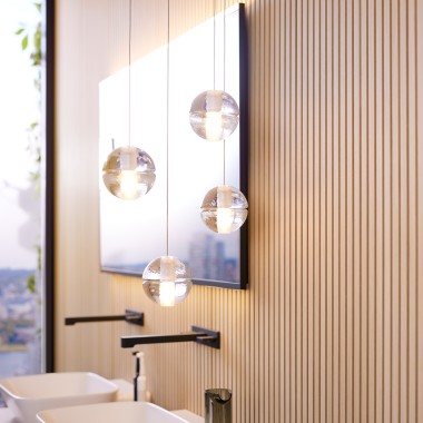 Pogled na umivaonike sa stropnim svjetlima u prvom planu (© Geberit)