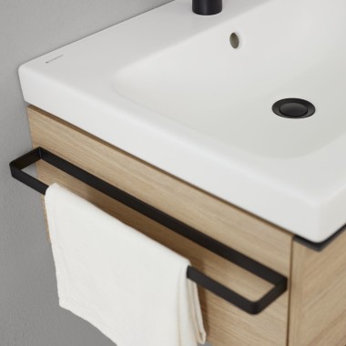 Geberit iCon baza za umivaonik sa držačem za ručnike u crnoj mat (© Geberit)