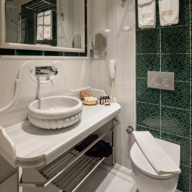 Geberit pruža modernu udobnost u kupaonicama za goste. Budući da je arhitektici važna ekonomična potrošnja vode, sustavi dvokoličinskog ispiranja ugrađeni su posvuda.(© Hotel Turkish House)