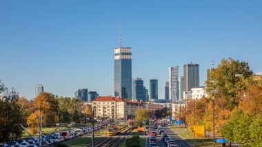 Varso Place sa svojim tornjem visokim 310 metara nadgleda cijelu Varšavu (© Aaron Hargreaves/Foster + Partners)