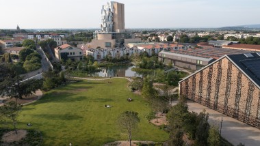 Kulturni centar LUMA u Arlesu: u prvom planu park i velika dvorana za događanja, na vrhu 56 metara visok toranj Franka Gehryja (© Rémi Bénali, Arles)