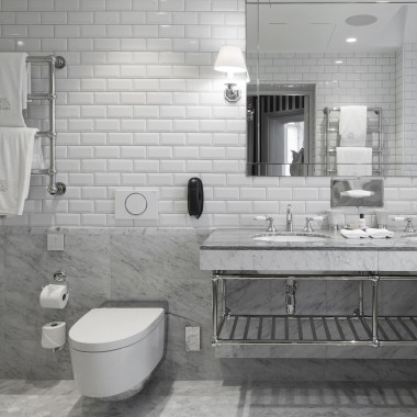 Kupaonica s Geberit AquaClean Mera tuš WC uređajem (© Andy Liffner)