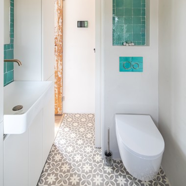Sve za malu kupaonicu: WC školjka, tipka za aktiviranje i umivaonik su iz Geberita (© Chiela van Meerwijk)