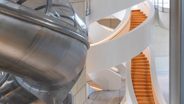 Unutar tornja katove povezuje impozantno višezavojno stubište. Ako želite, prilikom spuštanja možete koristiti tobogan (© Adrian Deweerdt, Arles)